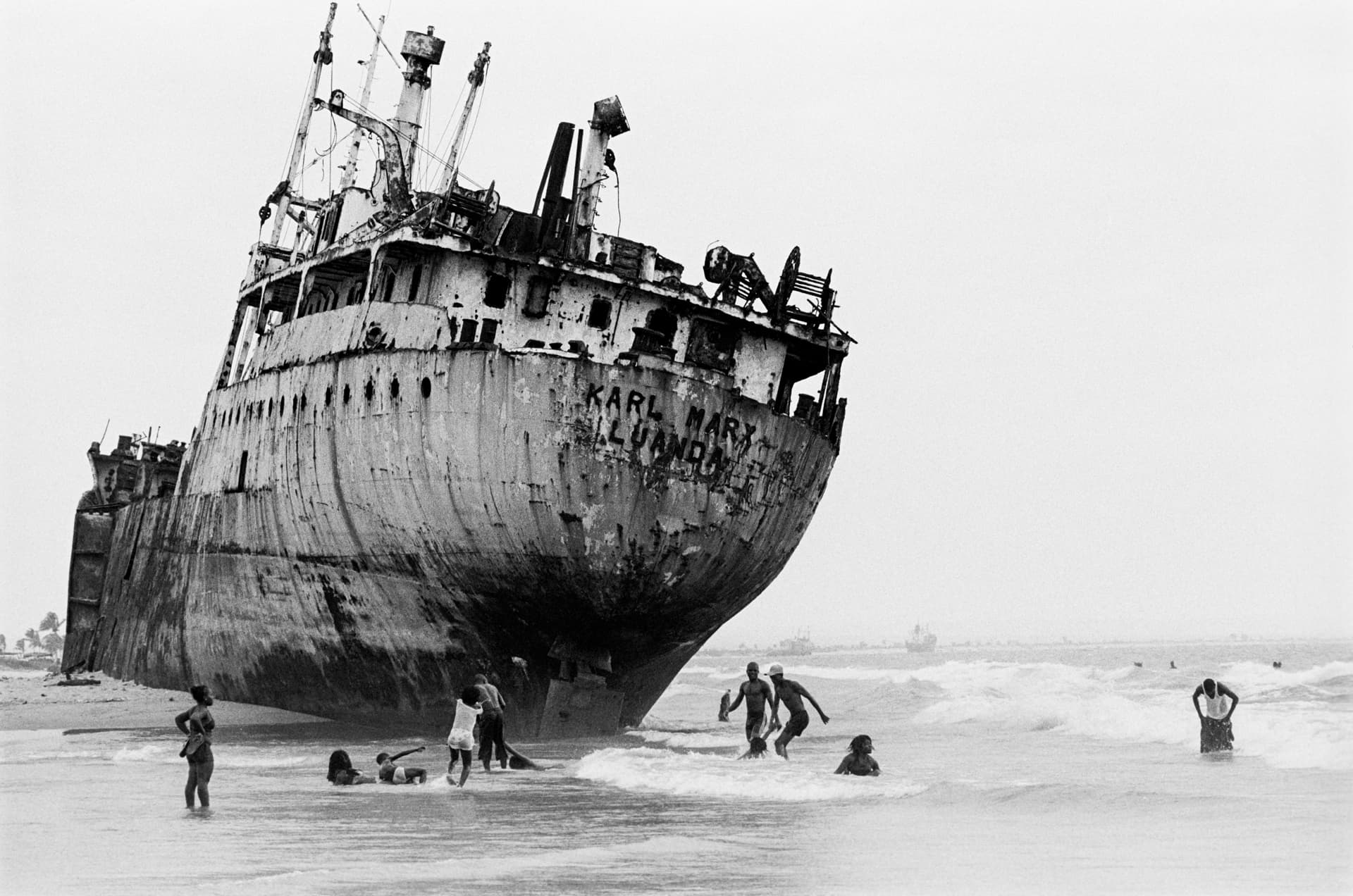 Épave du cargo Karl Marx échouée sur la plage de Luanda, Angola — photographie noir et blanc argentique, Fragments d'Angola