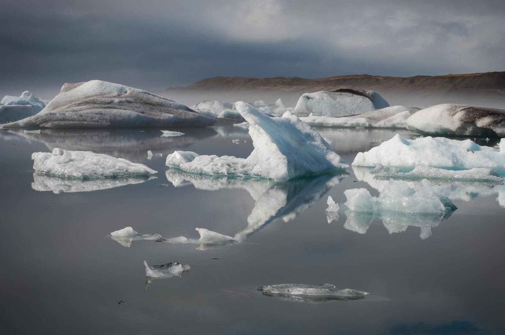 Icebergs dans le lagon glaciaire de Jökulsárlón, Islande — photographie noir et blanc argentique de paysage
