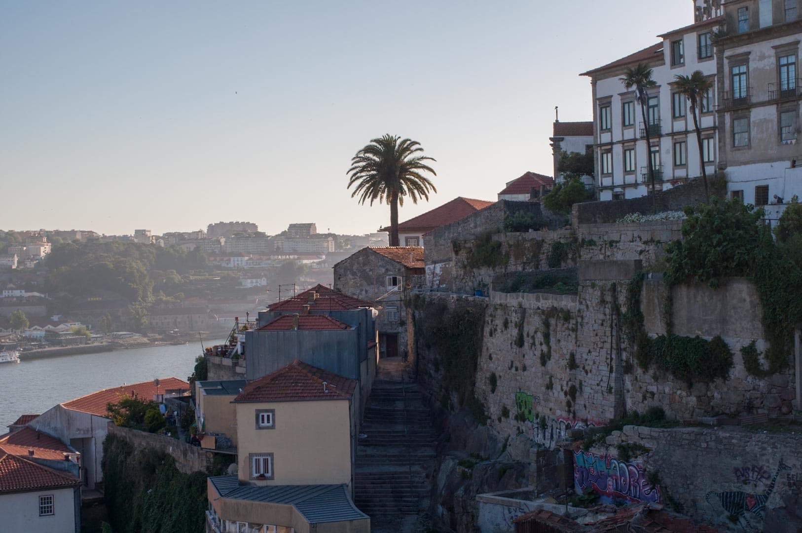 Vue sur les toits et le fleuve Douro à Porto, Portugal — photographie noir et blanc argentique de paysage urbain