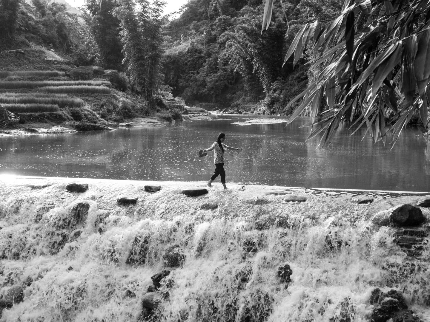 Traversée d'une rivière sur des rochers dans la campagne du Vietnam — photographie noir et blanc argentique