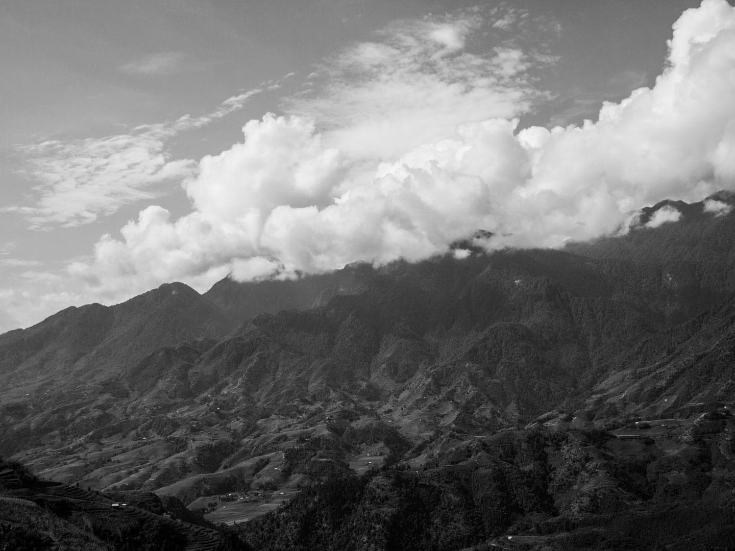 Paysage de montagne au Vietnam, 2012 — photographie noir et blanc argentique de Thomas Roy